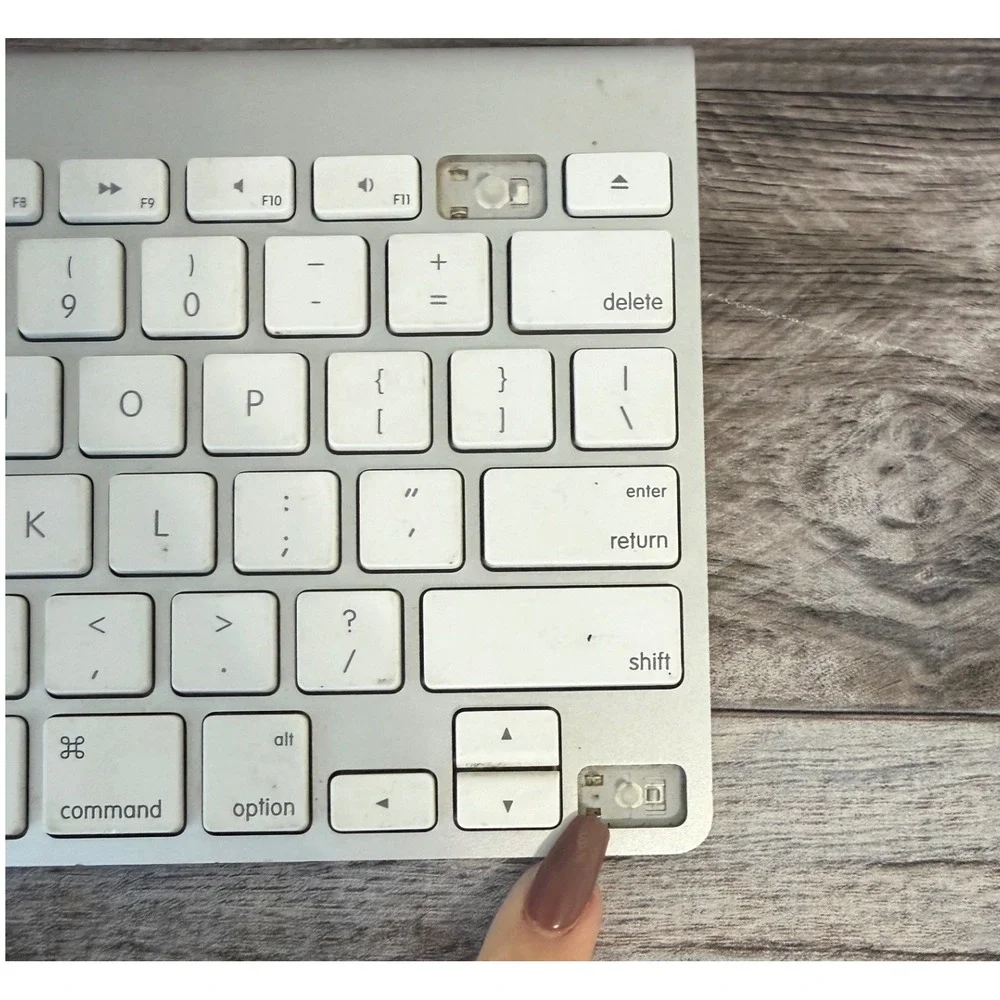 Apple Wireless Keyboard A1314 Bluetooth Silver‎ – Works, Missing 2 Keys